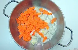 Лук и морковь мелко нарезаем.