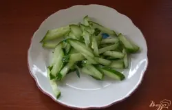 Свежие огурцы вымыть, нарезать соломкой.