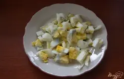 Отварные куриные яйца нарезать кубиком.