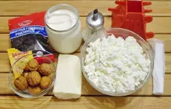 Приготовим необходимые продукты. Творог желательно не сухой, но и не слишком влажный, чтобы будущая пасха не потеряла форму. Также можно использовать любые цукаты, сушенную вишню без косточки, чернослив, курагу. Любые орехи.