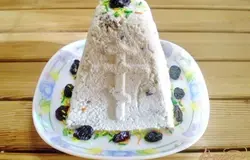 Готово! Готовую пасху украшаем посыпкой, изюмом.