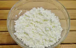Творог протирают через сито или пропускают через мясорубку 2 раза. Не используйте блендер или комбайн, творожная масса станет слишком жидкой и ничего не получится.