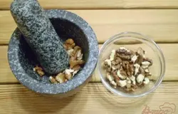 Чистим орехи, толчем в крошку.