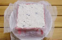И так до самого верху. Уплотните ложечкой. Закройте марлей.