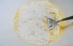 Добавляем частями муку и замешиваем тесто.