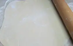Раскатываем каждый кусочек теста.