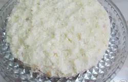 Смазываем верхний корж и боковины.