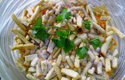 Готово! Хорошо перемешать и посыпать сухариками со вкусом сметаны и зелени (или сыра). Наш салат "Николь" готов - приятного всем аппетита!