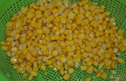 Кукурузу отварить, срезать с качана(можно брать консервированную)