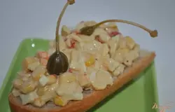 Готово! Украсить салат каперсами. Приятного аппетита!