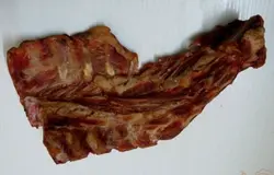 Начнём с копчёных рёбрышек. Отправим их вариться на пол часа. Через пол часа вынимаем рёбрышки и счищаем с них мясо.