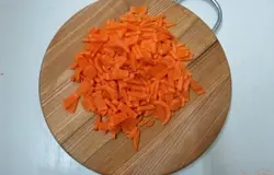 Нарезаем мелкими брусочками морковь.
