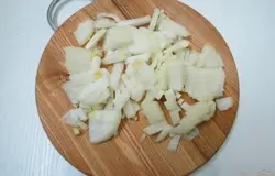 Нарезаем мелкими кубиками лук.