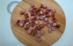 Охотничьи сосиски нарезаем мелкими кружочками.