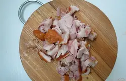 Куриный окорочек нарезаем мелкими кусочками.