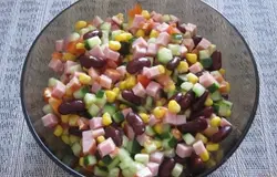 Добавить их в салатник, посолить по вкусу и перемешать.