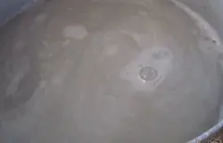 Для начала луковую шелуху надо хорошо промыть. Далее готовим рассол - доводим до кипения воду с солью.