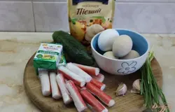 Подготавливаем нужные ингредиенты для приготовления салата. Отварить куриные яйца.