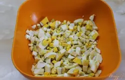 Яйца куриные нарезать мелким кубиком.