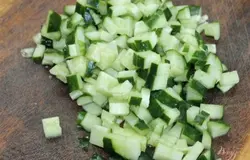 Огурец свежий нарезать кубиком.