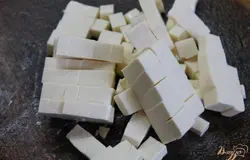 Плавленый сыр нарезать средним кубиком.