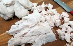 Куриное филе отвариваем со специями, в конце варки солим. Охлаждаем, нарезаем кусочками.