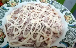 Куриное филе выкладываем на плоское блюдо. и покрываем сеточкой из майонеза.