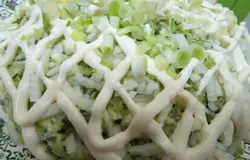 И также покрываем их сеточкой из майонеза. На сеточку нарезаем и посыпаем белую часть зелёного лука.