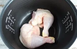 Для приготовления гедлибже традиционно берется целая курица. Но можно готовить и из частей тушки. Я взяла два куриных окорока. Итак, окорочки помыть, обсушить и выложить в мультиварочную чашу, налив в нее постное масло. Запустить программу «Жарка», обжаривать с двух сторон по 10 минут.