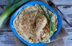 Готово! Сочная курочка в сметано-чесночном соусе готова. Соус, в котором тушилась курянина, не менее важен в этом блюде, чем само мясо. Поэтому соусом принято поливать и кусочки курицы, и гарнир. Приятного аппетита!