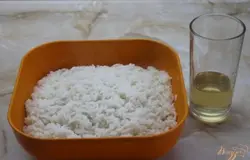 Далее заправить горячий рис уксусом. Хорошо перемешать.