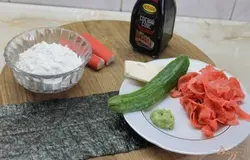 Пока остывает рис приготовить нужные ингредиенты для ролла.