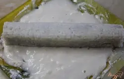 Готовый ролл окунуть в тесто, которое сделанное с муки и воды.