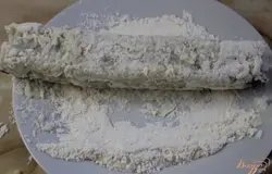 Ролл обвалять в муке.