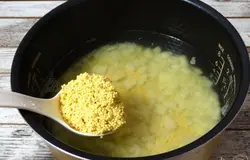 Когда картофель дойдет до степени полуготовности, закладываем хорошо промытое пшено. Продолжаем варить, не меняя программу.
