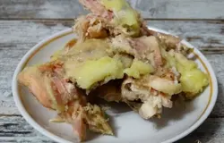 Подготовим мясо. Я использую домашнюю куриную тушенку, поэтому закладывать ее буду в конце варки.