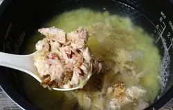 Добавляем тушенку. Солим кулеш по вкусу.