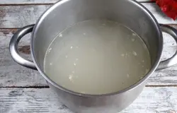 Итак, возьмем куриное бедро и сварим из него бульон. В конце варки бульон посолить по вкусу, мясо вынуть и снять с кости. Отделенную курятину вернуть в бульон. Основа для бринчобы готова.