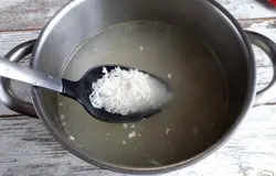 После закипания добавим промытый рис.