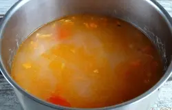 Готовую пассировку закладываем в суп, когда рис и картофель будут практически готовы. Продолжаем готовить суп на медленном огне.