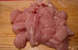 Куриное филе нарезаем кусочками.