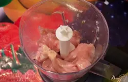 Подготовленное мясо выложите в чашу блендера.