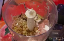 Добавьте обжаренный репчатый лук и молоко.