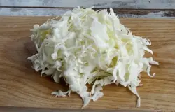 Белокочанную капусту тонко нашинкуйте.