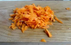 Сырую морковку очистите и натрите на крупной терке.