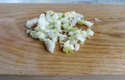 Репчатый лук освободите от шелухи и измельчите.