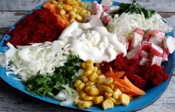 В центр тарелки выложите сметану или майонез. Весь салат посолите по вкусу.