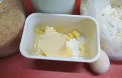 Подготовим нужные продукты. Кто закрывает на зиму такие груши, приготовьте такой пирог. Если груши свежие, тогда их нужно разрезать на 4 части и потушить в сковороде в сахаре и воде, с добавлением сливочного масла, корицы, гвоздики и черного перца.