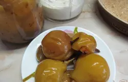 Груши разрезать на четыре части.