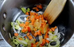 Теперь добавляем кусочки сладкого перца и моркови.